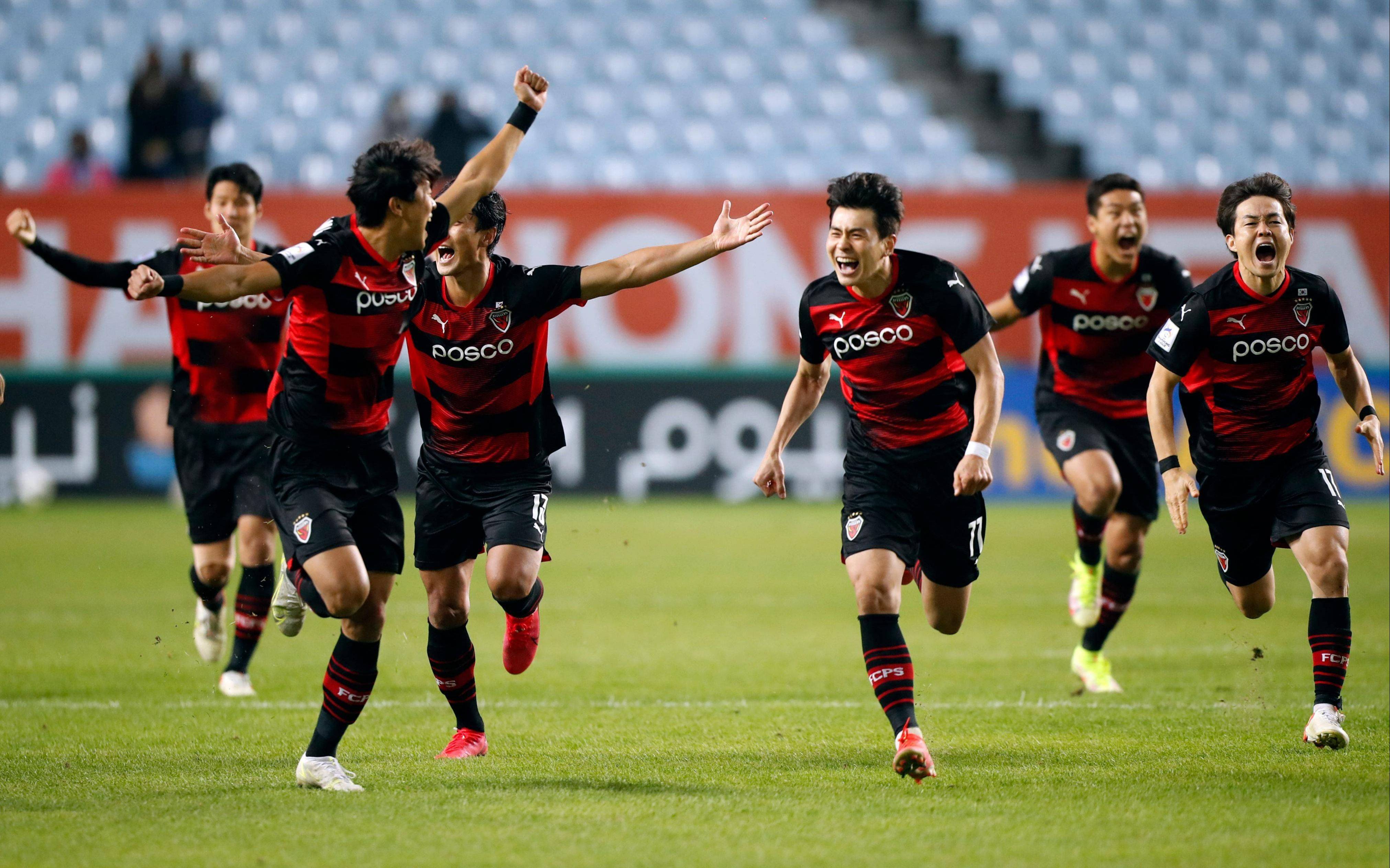 比赛中场面激烈，双方实力均衡争分夺秒的简单介绍