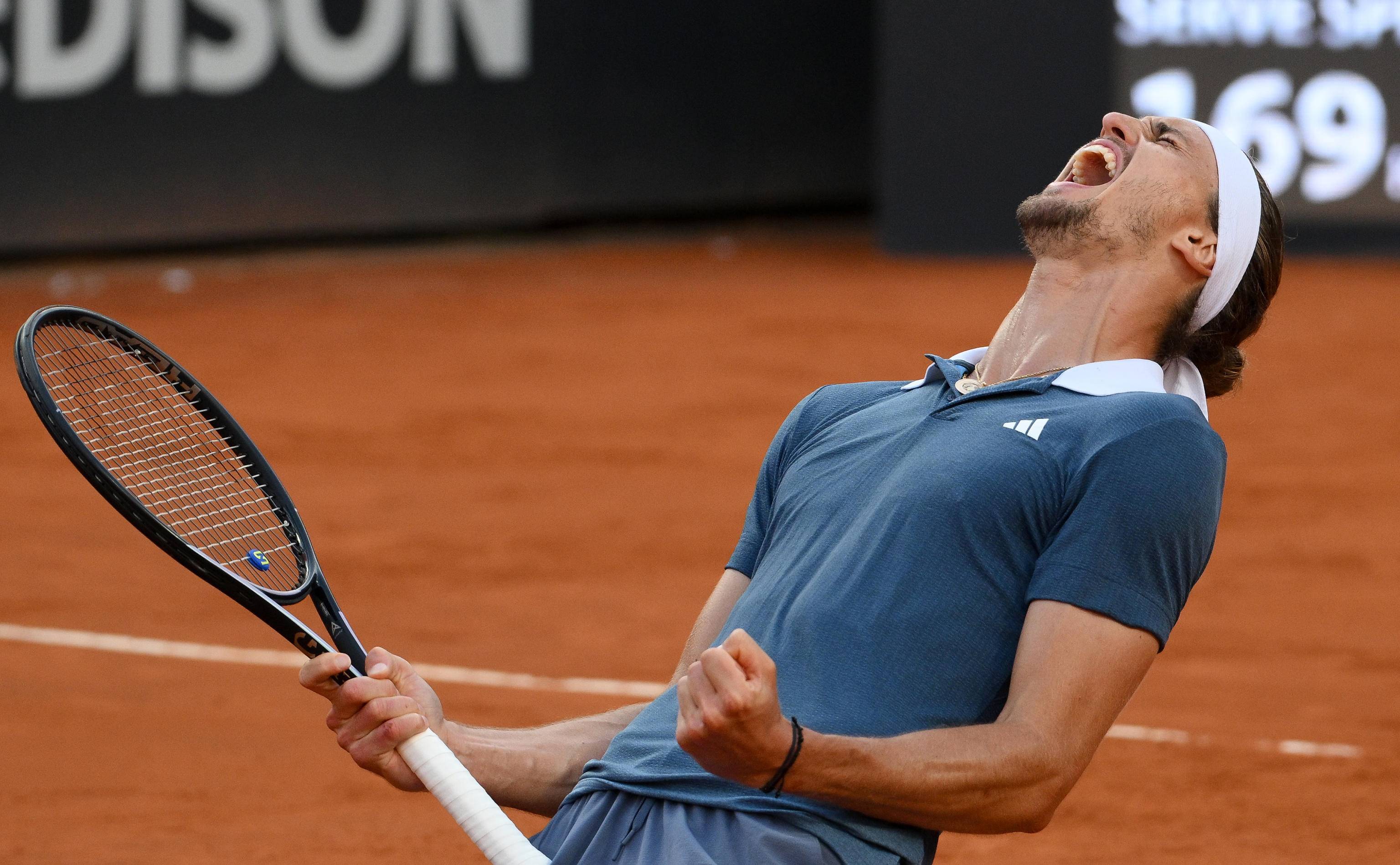 包含意大利网球队爆冷美国网球队，兹维列夫关键制胜的词条