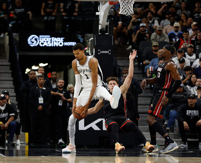 雄鹿击溃马刺羊城，成功客场继续保持不败纪录的简单介绍