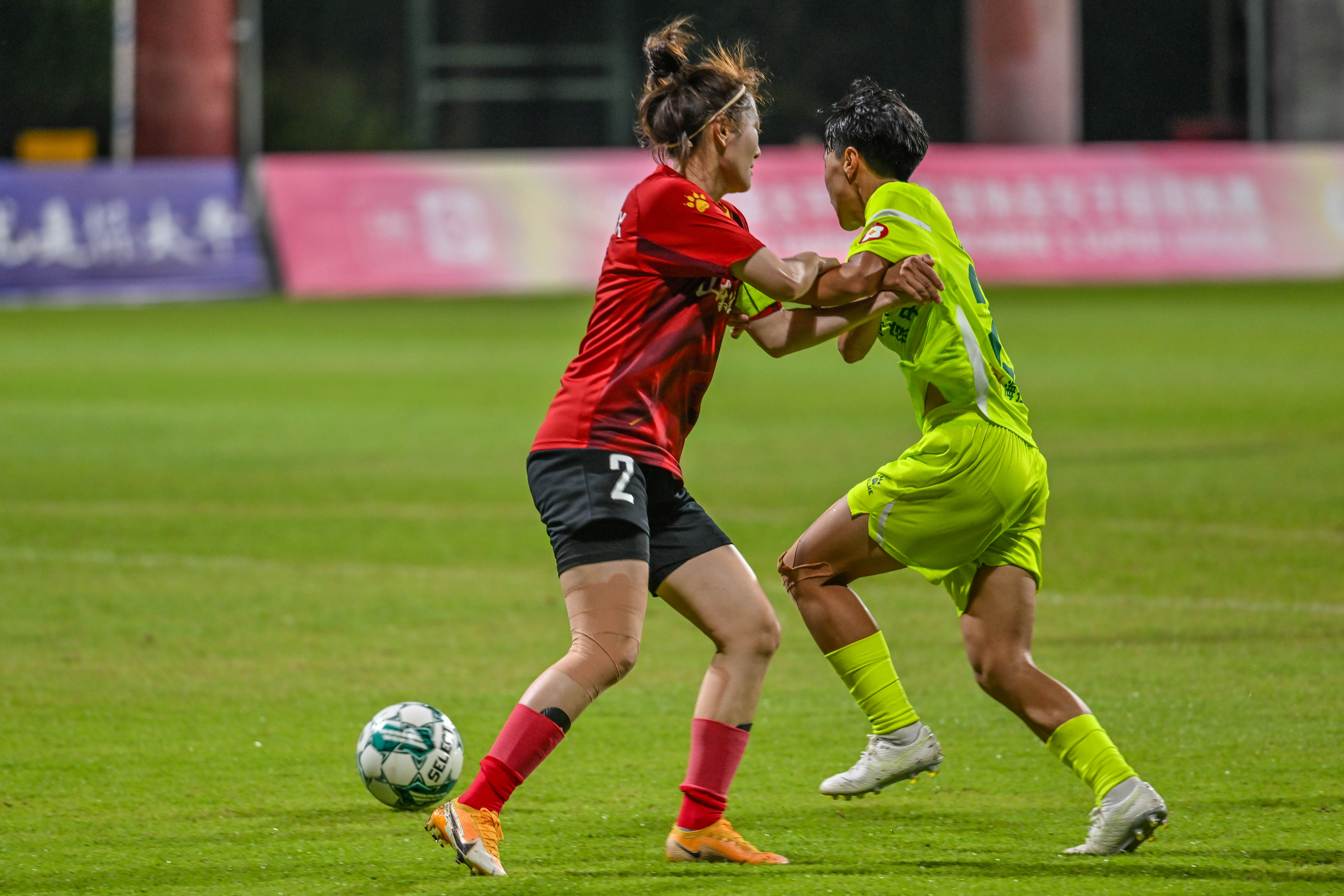 足球赛事备战正酣，女队奋发昂扬的简单介绍