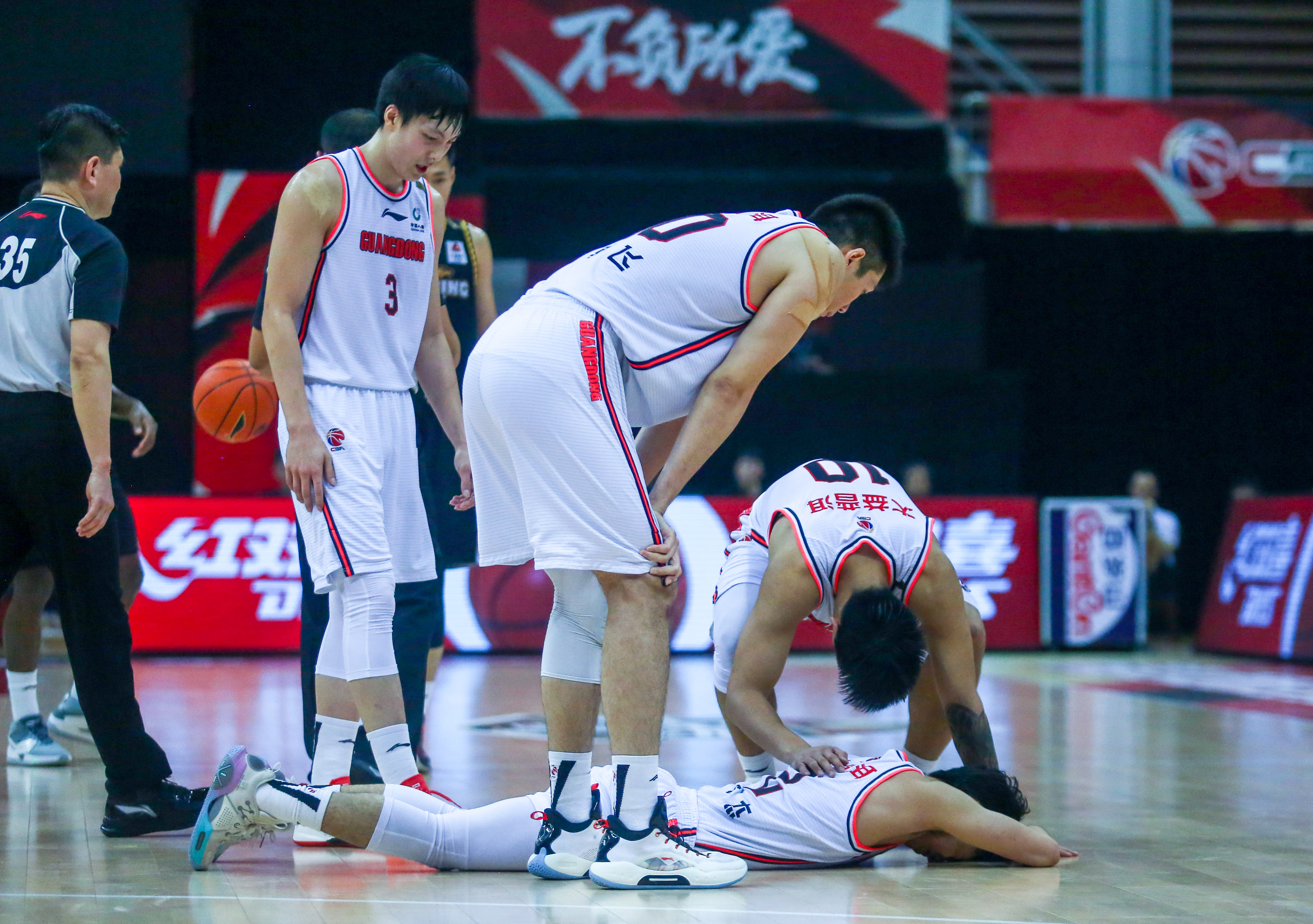 球员在比赛中势如破竹一路高歌猛进 球员在比赛中势如破竹一路高歌猛进