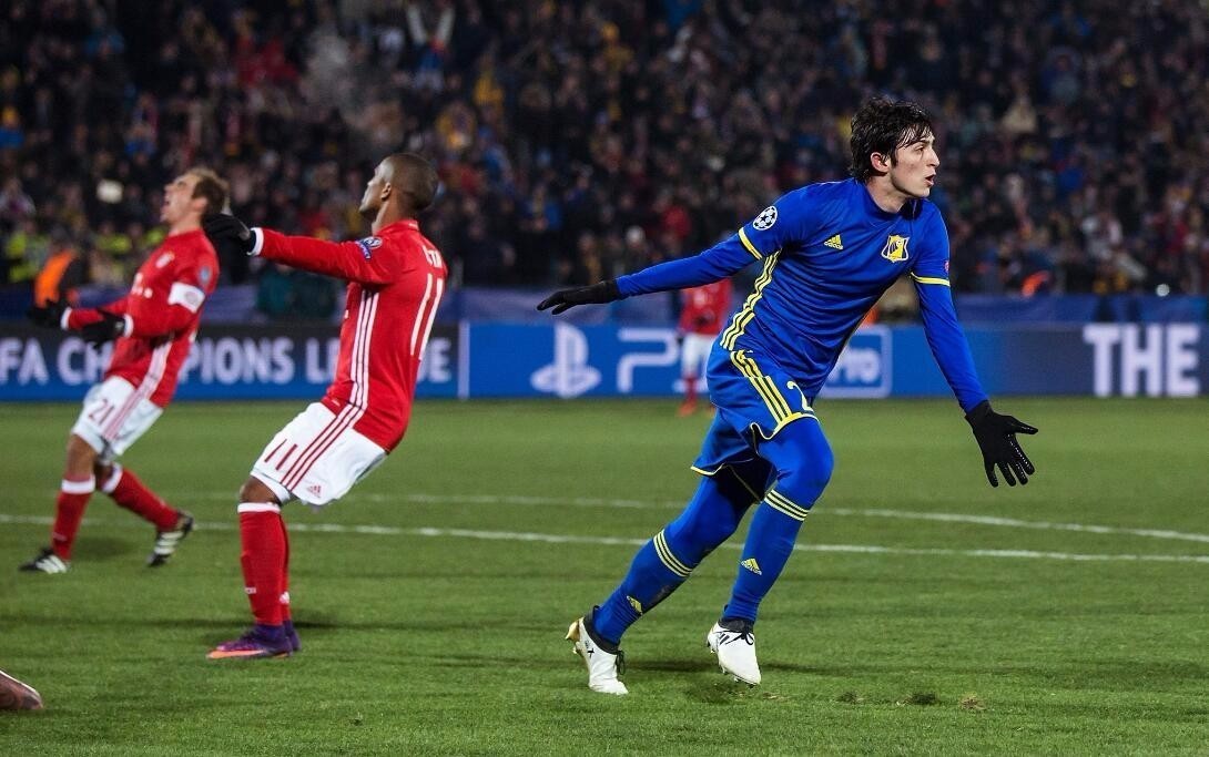 沙尔克战平门兴格拉德巴赫,难分胜负的简单介绍 沙尔克战平门兴格拉德巴赫,难分胜负的简单介绍