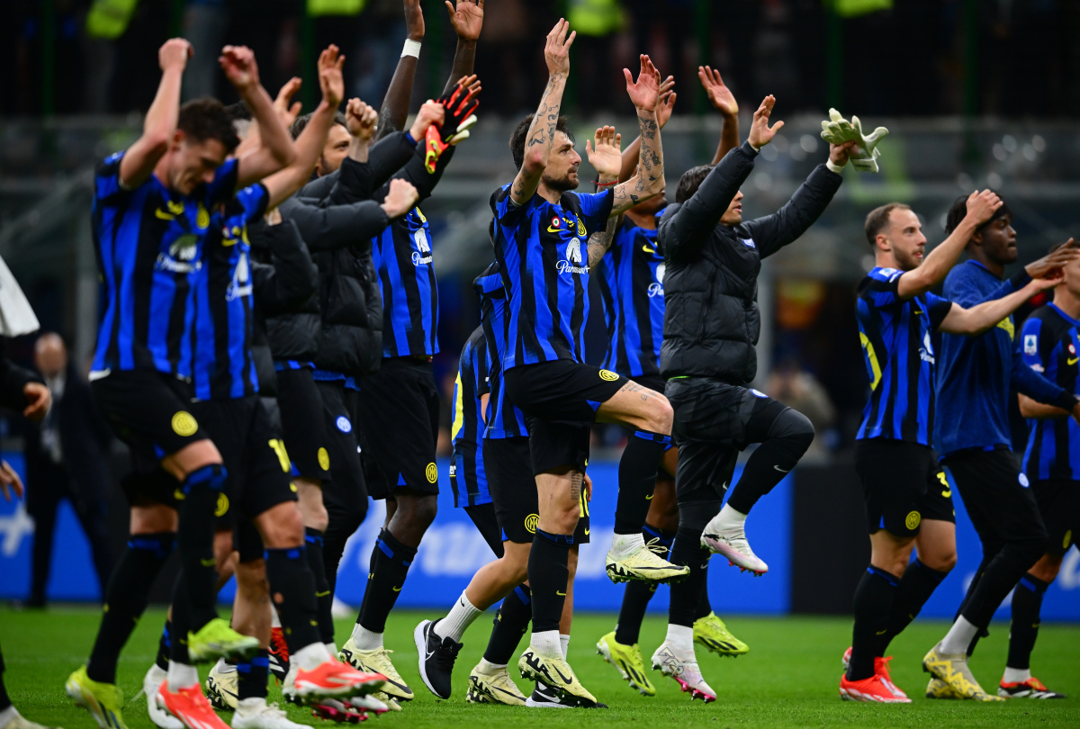 包含AC米兰球员飒爽英姿，带领球队赢得比赛的词条