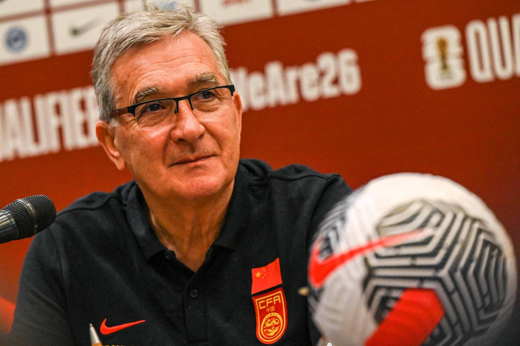 主场助威热烈掩饰教练战术部署，研究对手提前谋划的简单介绍