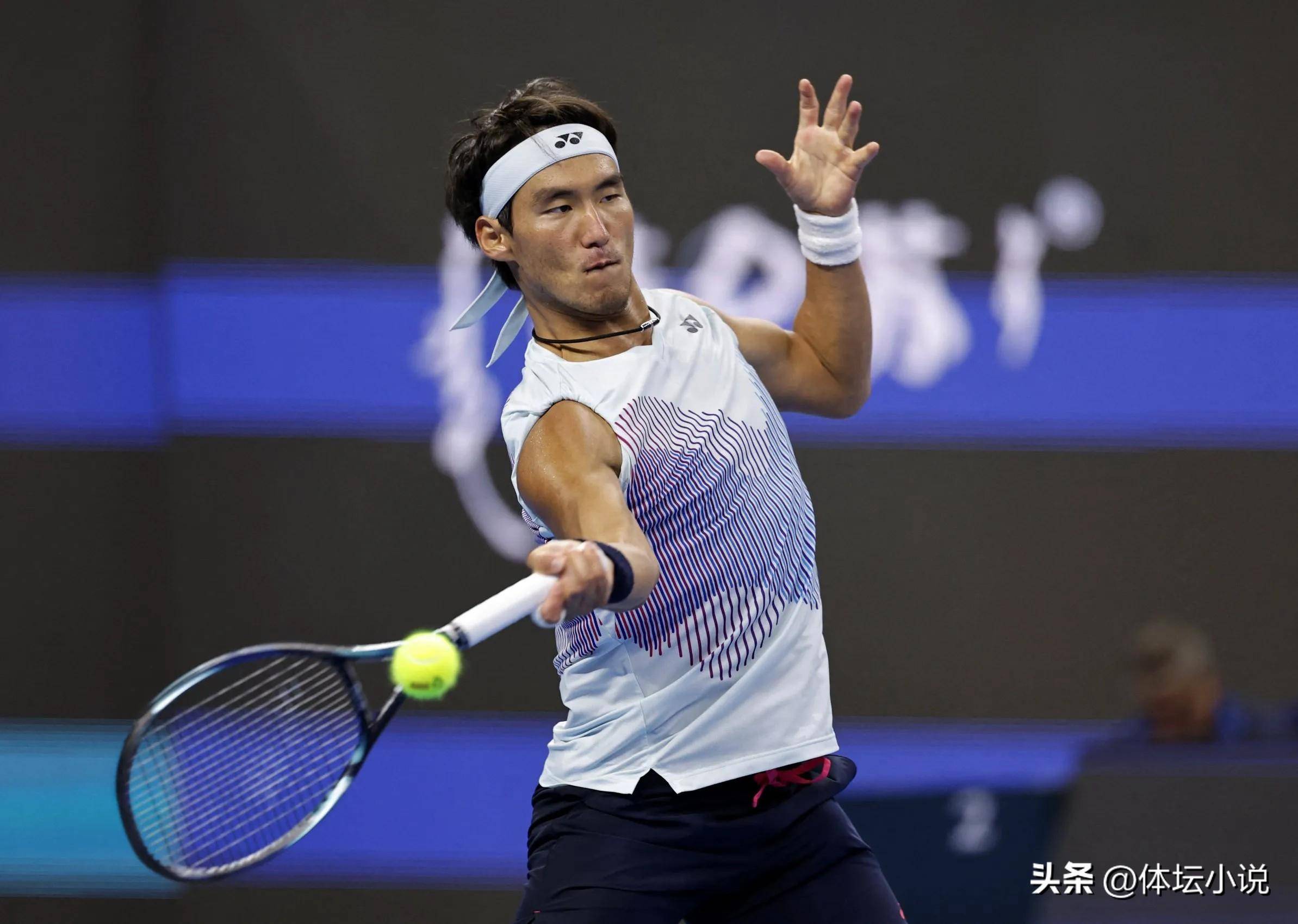 一位球员在比赛中表现出色，成为焦点人物