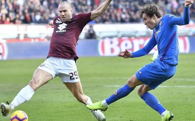 包含都灵客场取胜卡利亚里，提升球队信心的词条