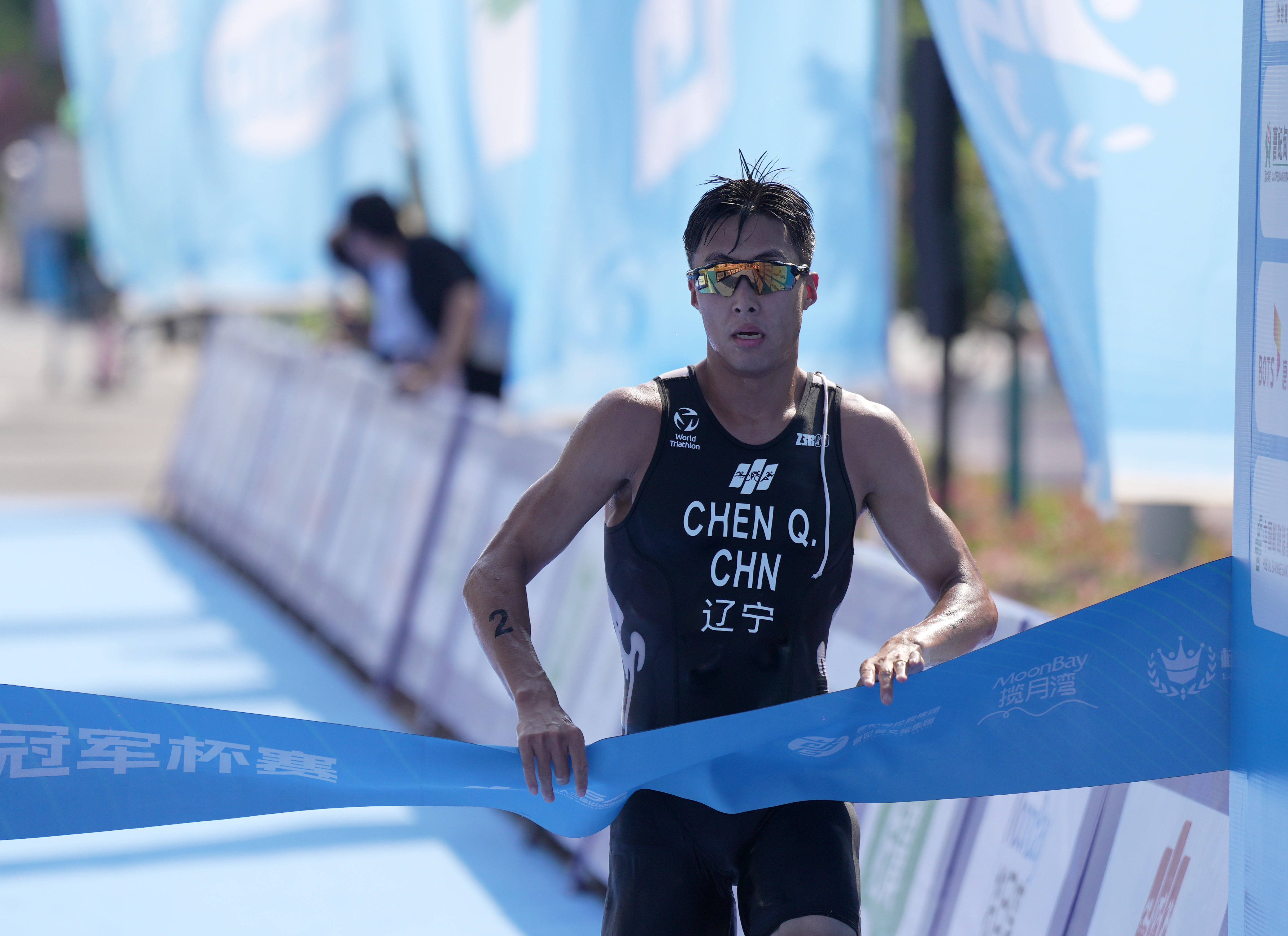 英国选手获得铁人三项项目冠军
