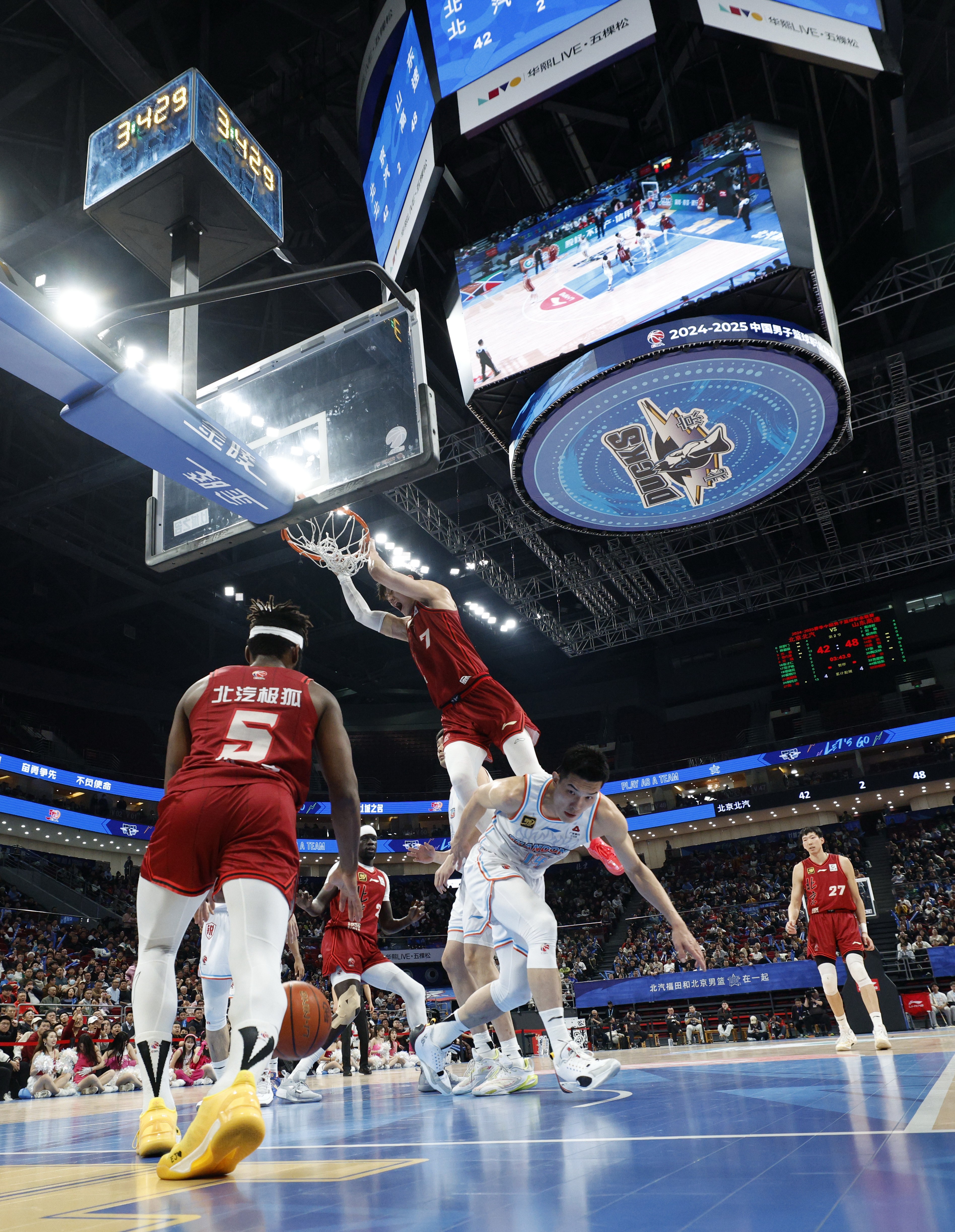 湖人完胜北京队,布伦森点燃赛场 湖人完胜北京队,布伦森点燃赛场