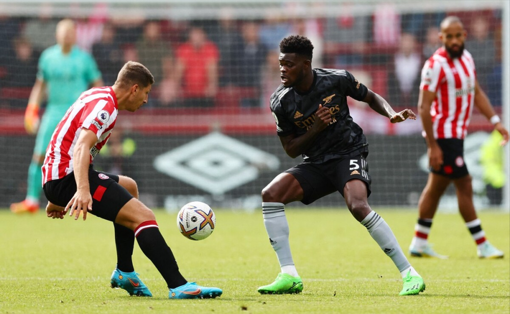 弗莱克成功破门,帮助球队取得关键胜利的简单介绍 弗莱克成功破门,帮助球队取得关键胜利的简单介绍