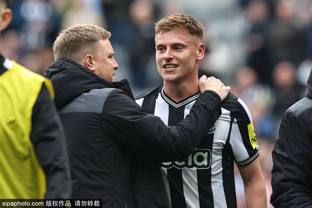 弗莱克成功破门,帮助球队取得关键胜利的简单介绍 弗莱克成功破门,帮助球队取得关键胜利的简单介绍