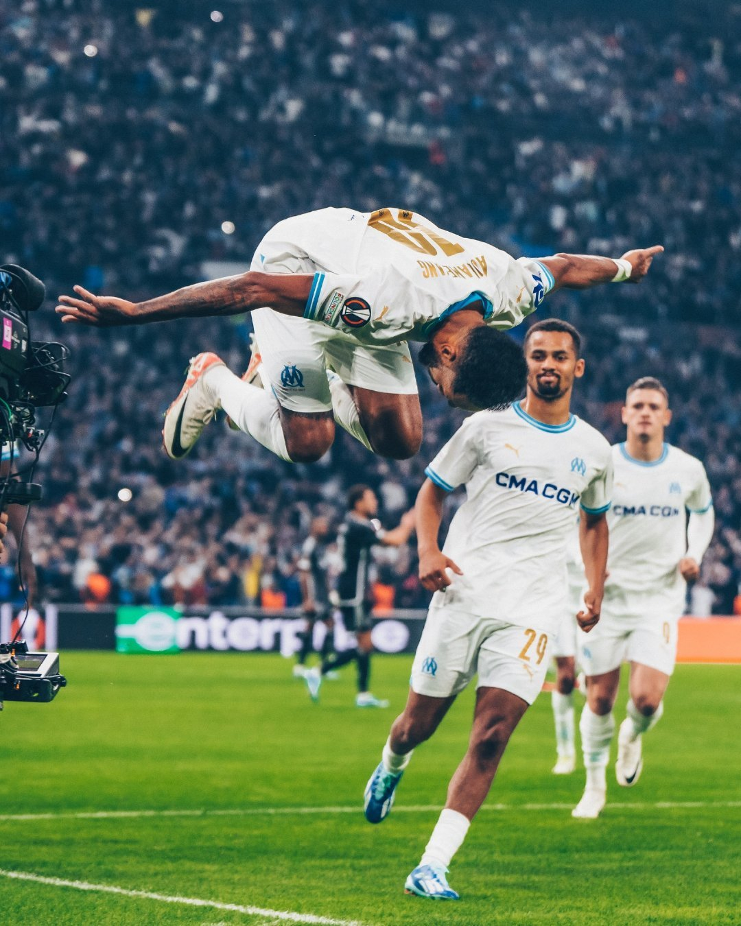 关于拉齐奥前锋梅开三度，扬威赛场的信息