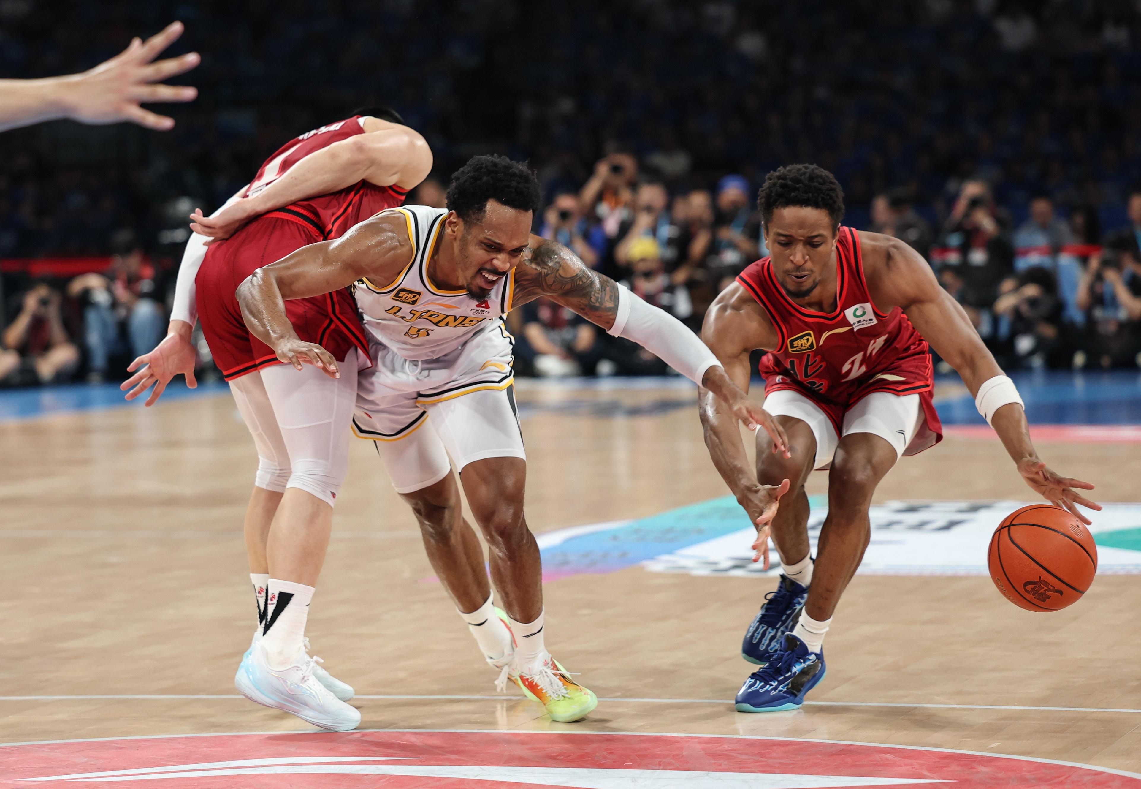 关于立陶宛男篮逆转步行者，乔治制霸全场的信息