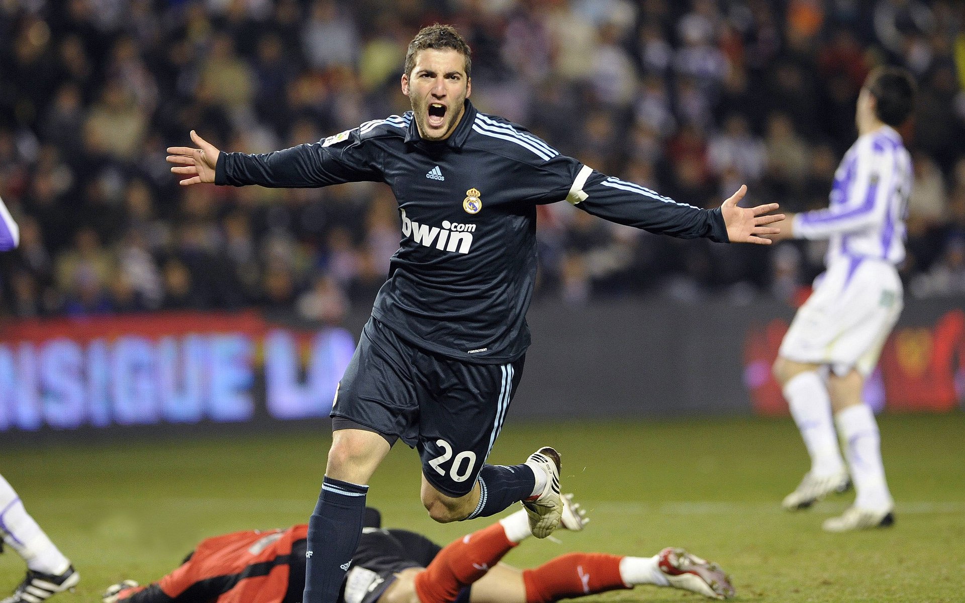 英超争冠之夜,皮克让比赛提前失去悬念