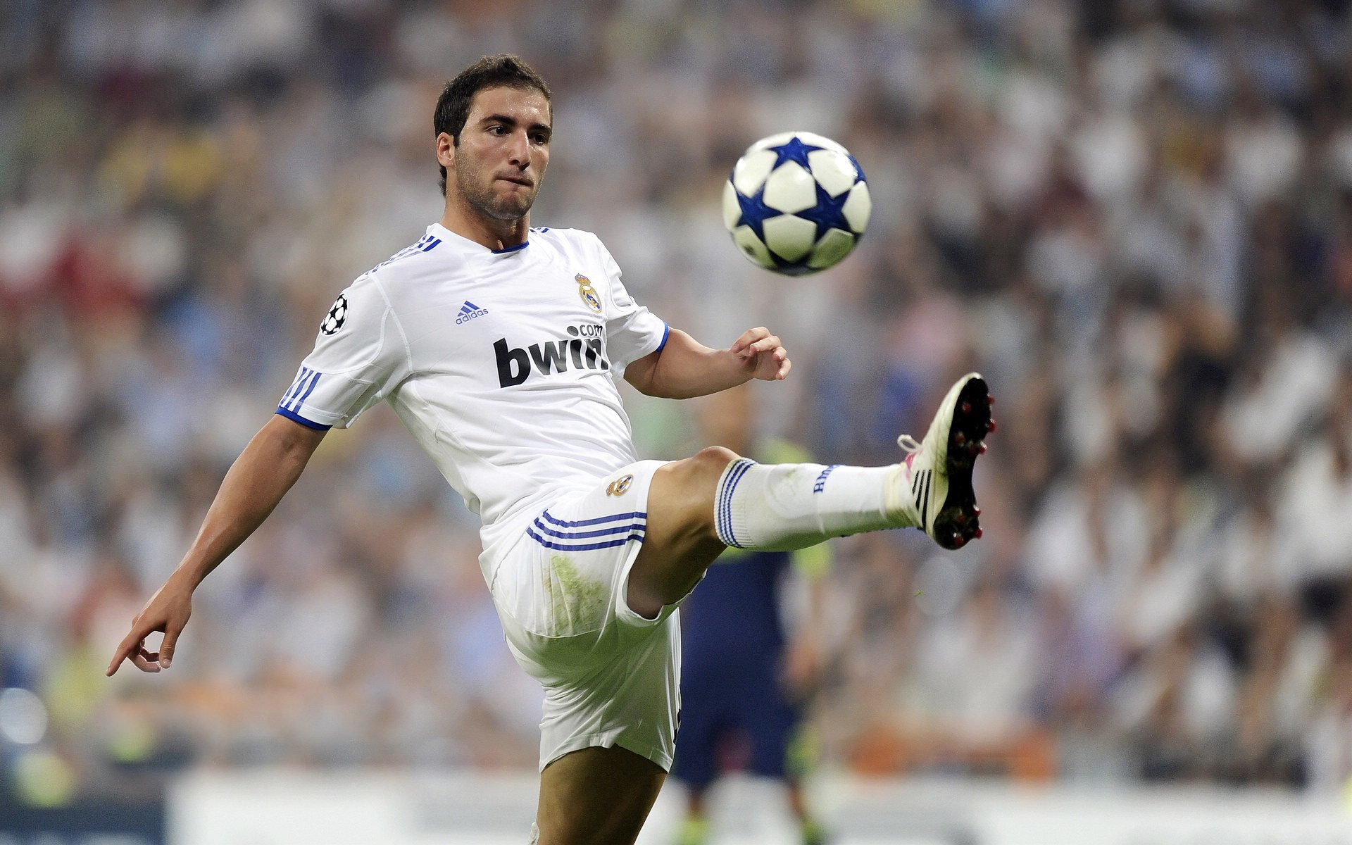 从威斯特法伦到伯纳乌,当波兰铁骑踏平黄黑,荷兰磐石在西甲之巅接管德比