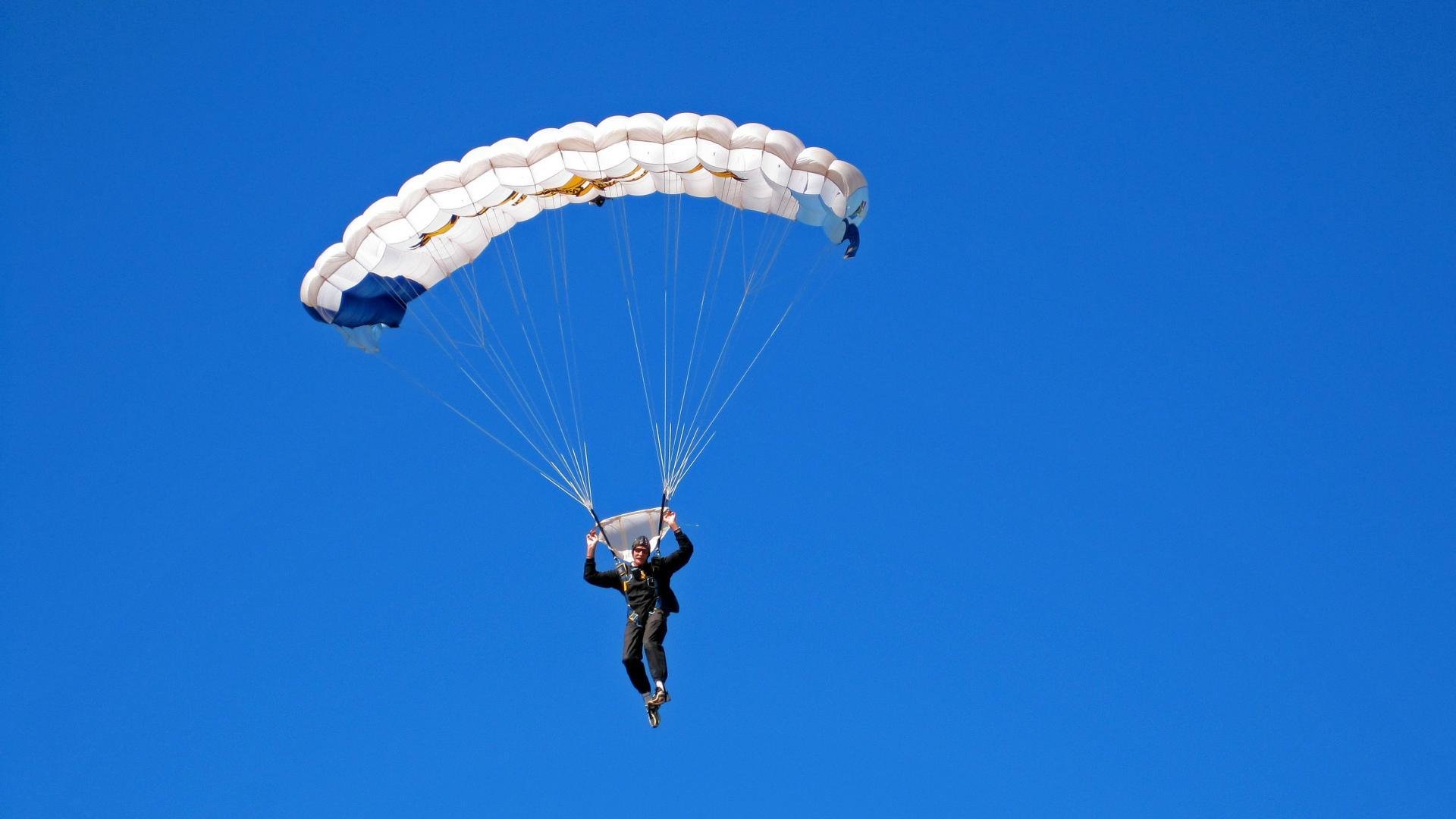开云平台-F1新赛季揭幕战与太阳决胜局，速度与意志的双重交响